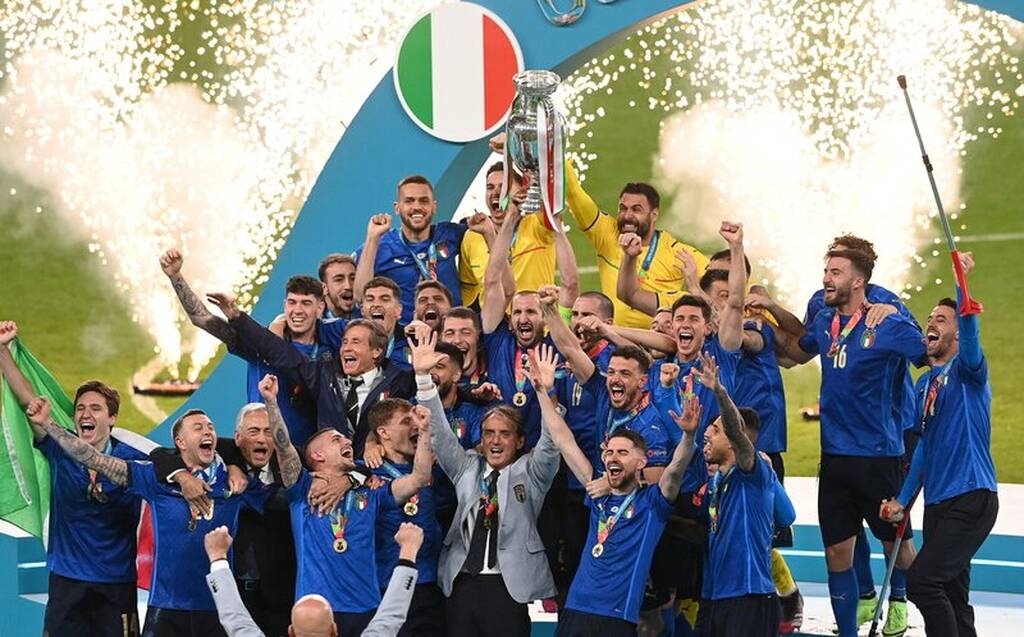 Euro 2020: Ιταλία-Αγγλία – Η απονομή στη Σκουάντρα Ατζούρα και η χρυσή βίβλος! (video+photos)