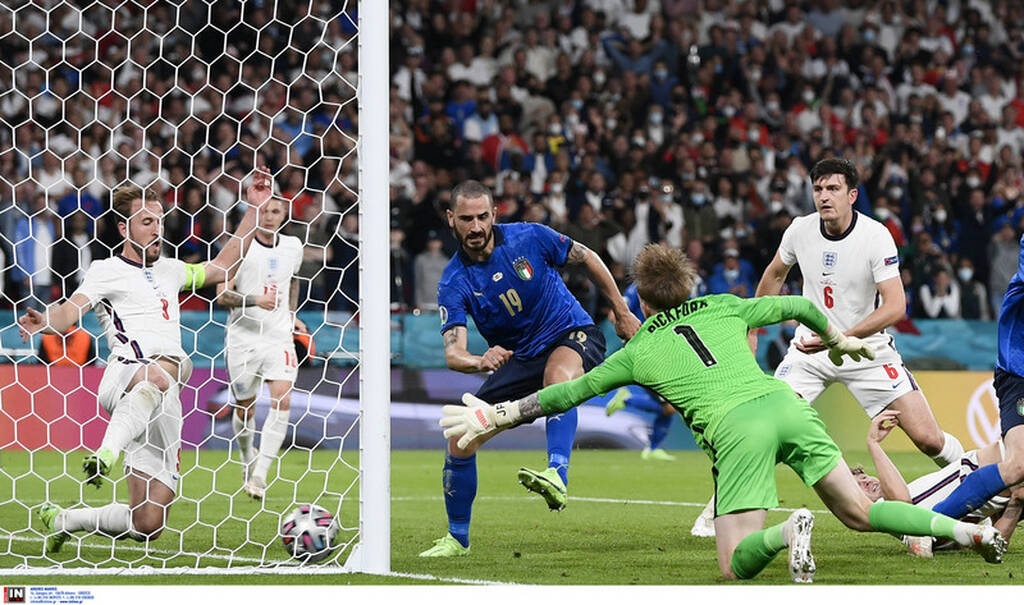 Euro 2020: Ιταλία-Αγγλία – Η απονομή στη Σκουάντρα Ατζούρα και η χρυσή βίβλος! (video+photos)