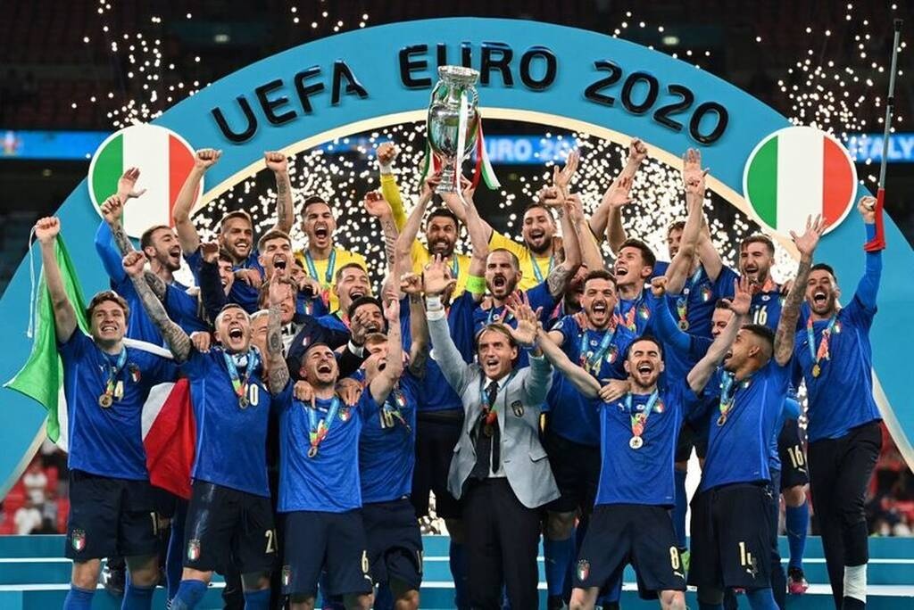 Euro 2020: Ιταλία-Αγγλία – Η απονομή στη Σκουάντρα Ατζούρα και η χρυσή βίβλος! (video+photos)