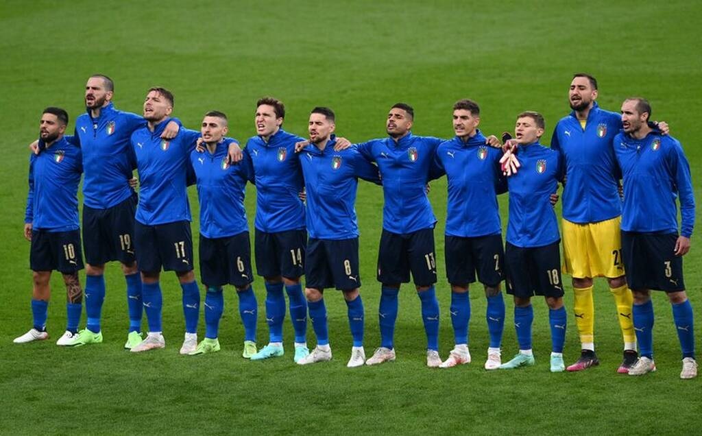 Euro 2020: «Φλέγεται» απ’ άκρη σε άκρη η Ιταλία - Γλέντι με τις πατερίτσες ο Σπινατσόλα! (videos)
