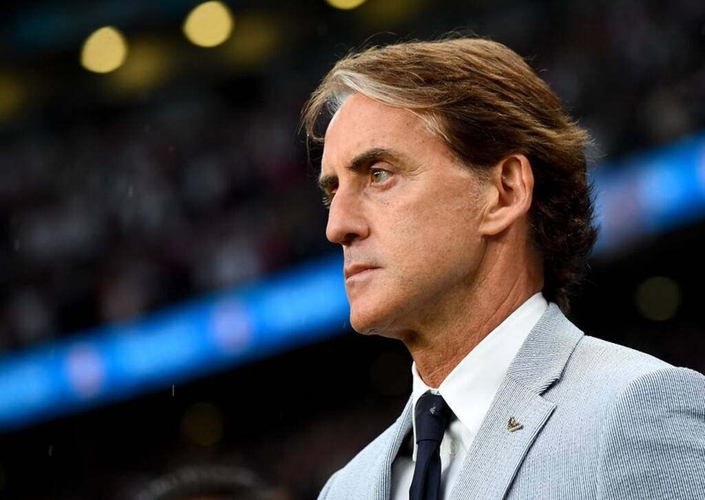 Euro 2020: «Φλέγεται» απ’ άκρη σε άκρη η Ιταλία - Γλέντι με τις πατερίτσες ο Σπινατσόλα! (videos)