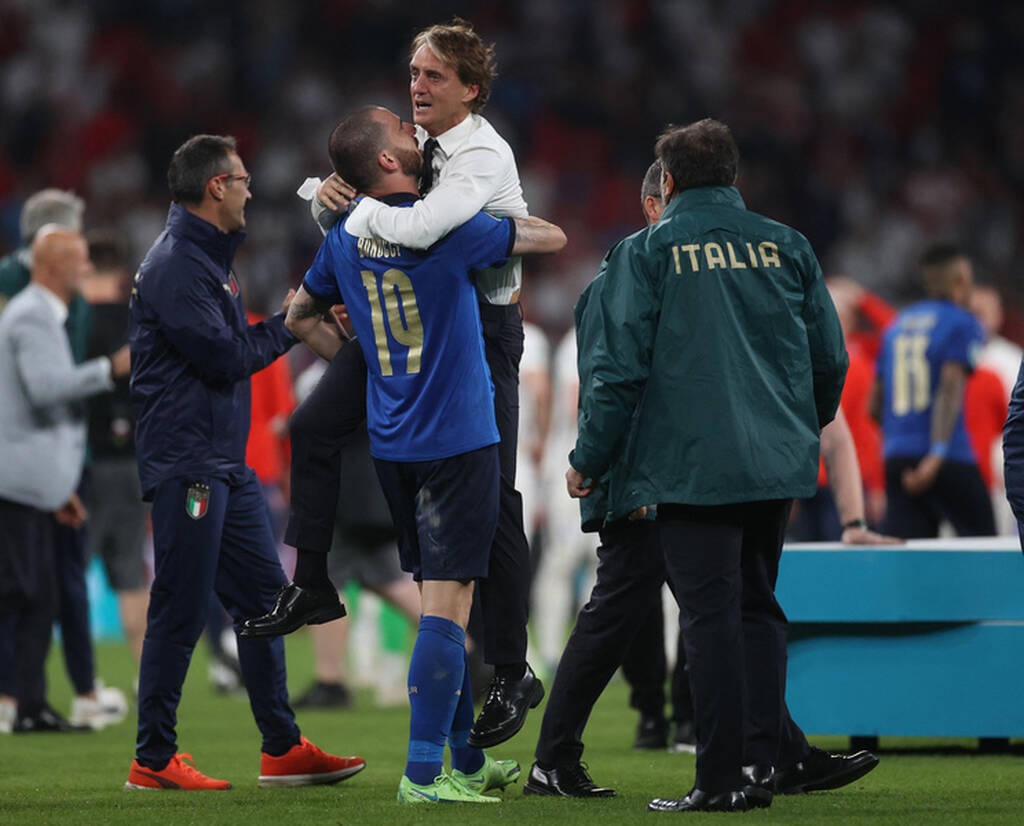 Euro 2020: «Φλέγεται» απ’ άκρη σε άκρη η Ιταλία - Γλέντι με τις πατερίτσες ο Σπινατσόλα! (videos)