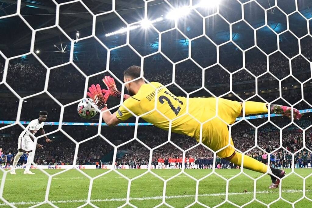 Euro 2020: «Φλέγεται» απ’ άκρη σε άκρη η Ιταλία - Γλέντι με τις πατερίτσες ο Σπινατσόλα! (videos)