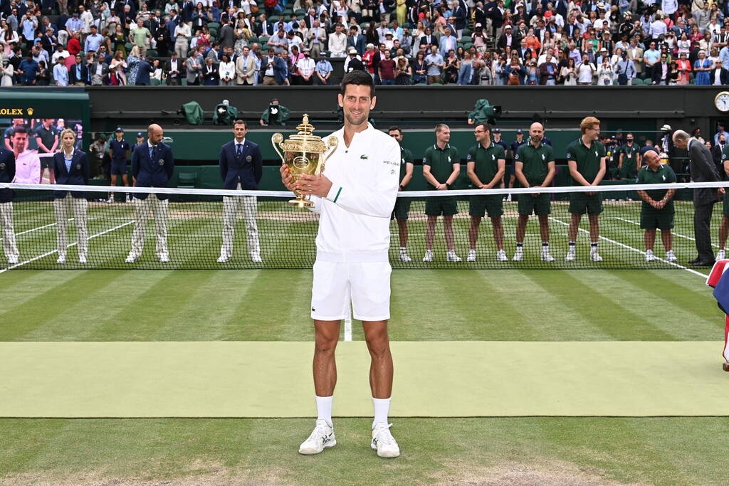 Τζόκοβιτς: Πήρε το 6ο του Wimbledon, αλλά το σκέφτεται για Τόκιο (photos)