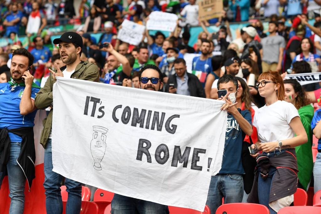Euro 2020 - Τελικός Ιταλία-Αγγλία: «Τρέλα» στις εξέδρες του Γουέμπλεϊ  (photos)