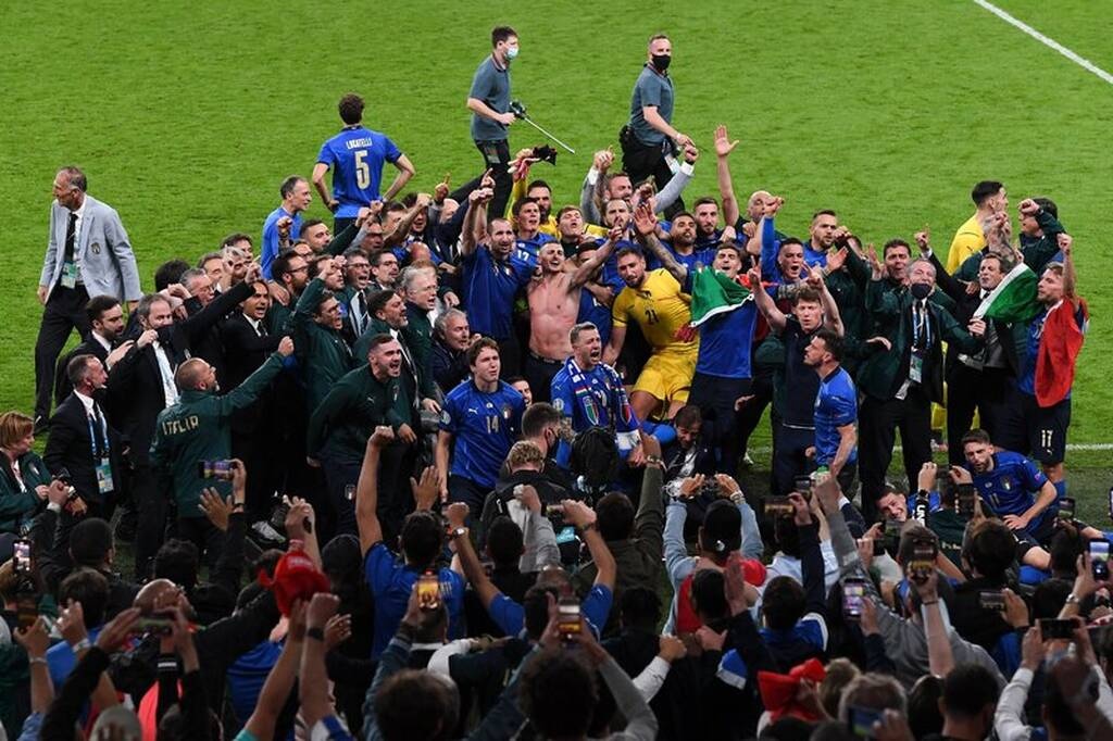 Euro 2020: Ιταλία-Αγγλία – Η απονομή στη Σκουάντρα Ατζούρα και η χρυσή βίβλος! (video+photos)