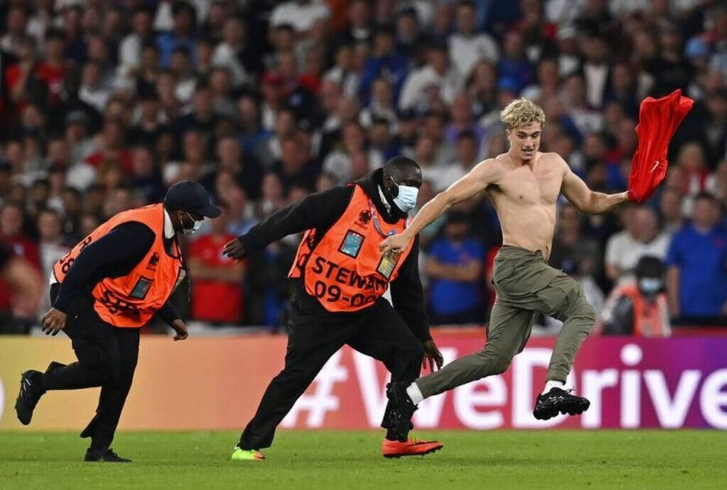 Euro 2020: Απίθανα πράγματα στον τελικό - Εισβολή οπαδού στον αγωνιστικό χώρο