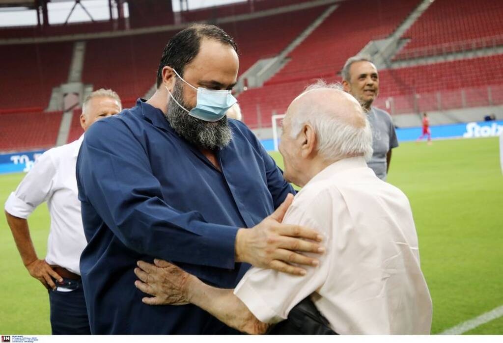 Ολυμπιακός-Άρης: Βράβευσαν τον Βαγγέλη Μαρινάκη οι παλαίμαχοι (video)
