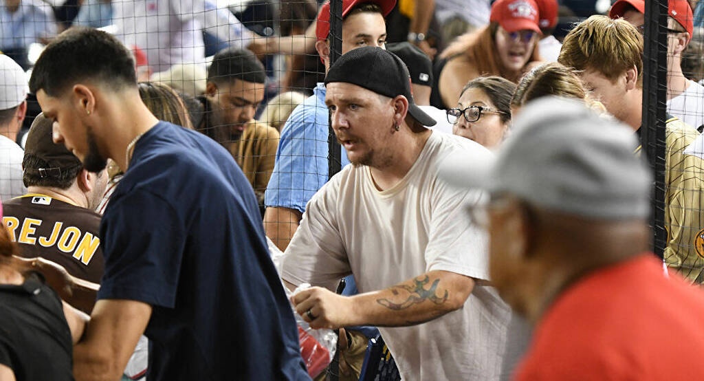 Χάος στις ΗΠΑ: Πυροβολισμοί και τραυματίες σε γήπεδο μπέιζμπολ (photos)