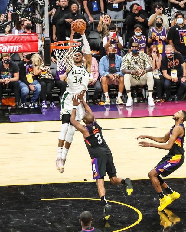 Τελικοί NBA Σανς-Μπακς: «Κάρφωμα» τίτλου ο Γιάννης Αντετοκούνμπο, μπροστά στον Λεμπρόν (videos)