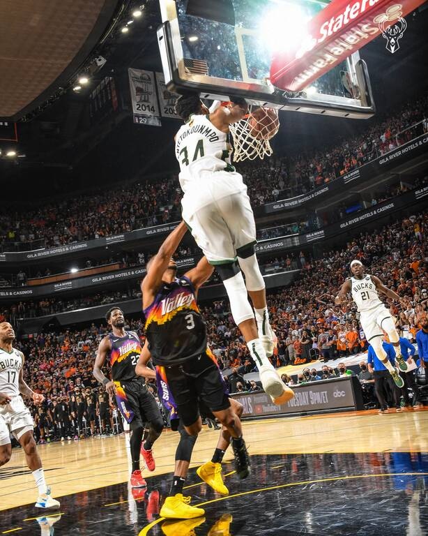 Τελικοί NBA Σανς-Μπακς: «Κάρφωμα» τίτλου ο Γιάννης Αντετοκούνμπο, μπροστά στον Λεμπρόν (videos)
