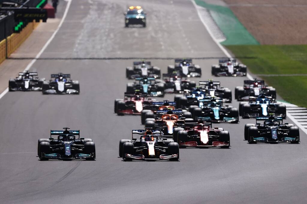 Formula 1: Κυρίαρχος Χάμιλτον στο Σίλβερστοουν, μετά το ατύχημα με Φερστάπεν (videos)