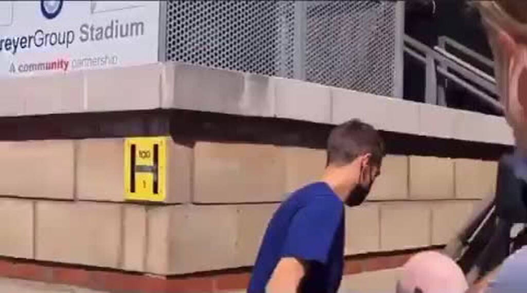 Αγγλία: Αδιανόητη κίνηση - Οπαδός έφτυσε παίκτη της Τότεναμ (photos+video)