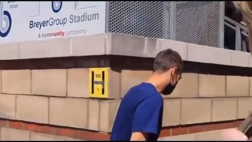 Αγγλία: Αδιανόητη κίνηση - Οπαδός έφτυσε παίκτη της Τότεναμ (photos+video)