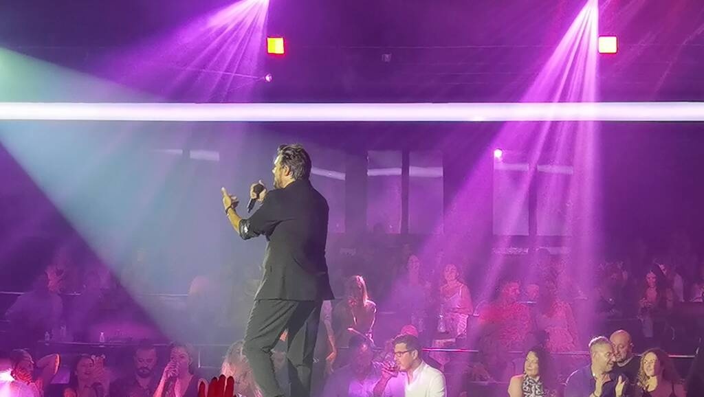 Πάνος Κιάμος: Οι πρώτες εικόνες από την πρεμιέρα του στο Posidonio (video+photos)