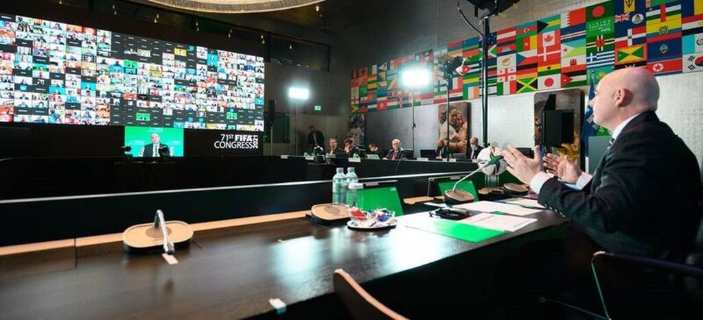 FIFA: Τα μαζεύει για τις αλλαγές (photos)