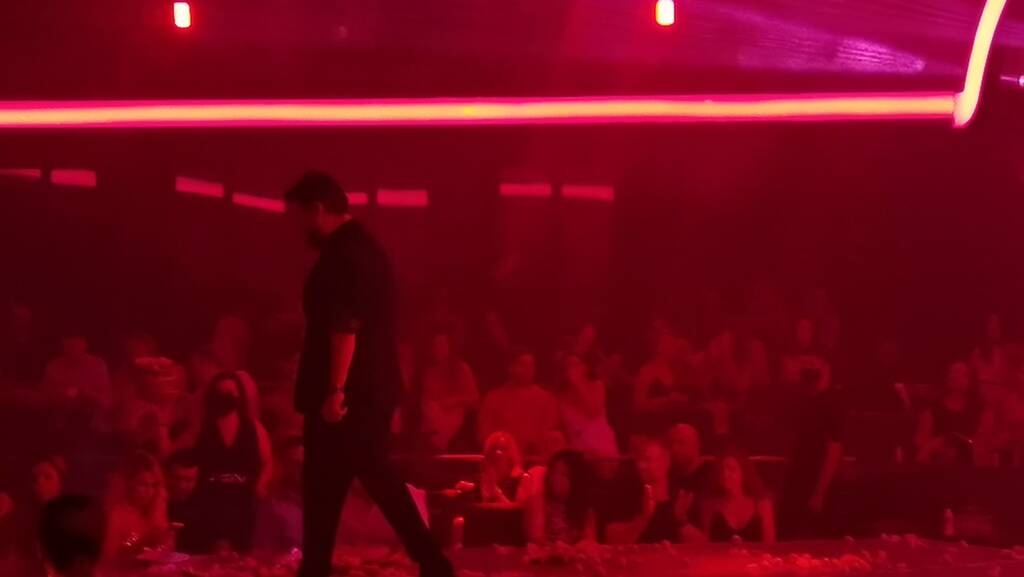 Πάνος Κιάμος: Οι πρώτες εικόνες από την πρεμιέρα του στο Posidonio (video+photos)