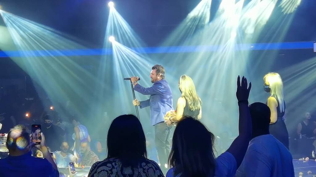 Πάνος Κιάμος: Οι πρώτες εικόνες από την πρεμιέρα του στο Posidonio (video+photos)