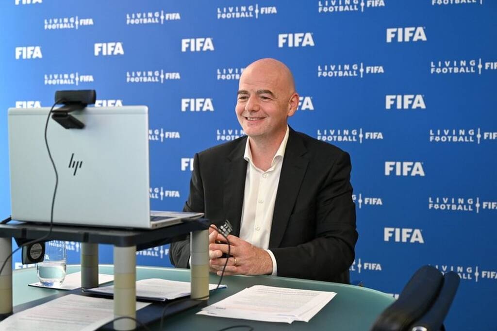 FIFA: Τα μαζεύει για τις αλλαγές (photos)
