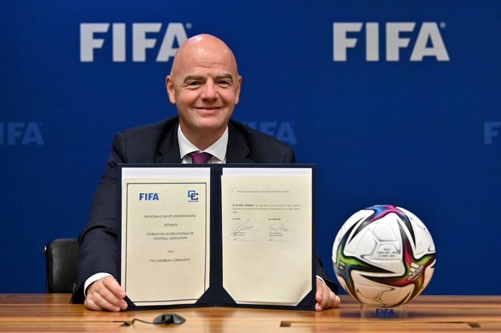 FIFA: Τα μαζεύει για τις αλλαγές (photos)