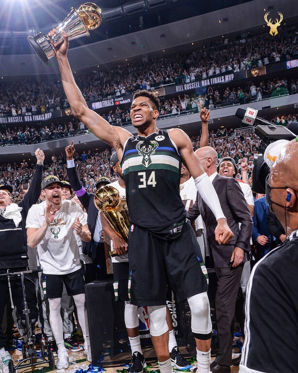 NBA: Το πρώτο μήνυμα Αντετοκούνμπο μετά την κούπα - Την πήρε σπίτι του (photos)