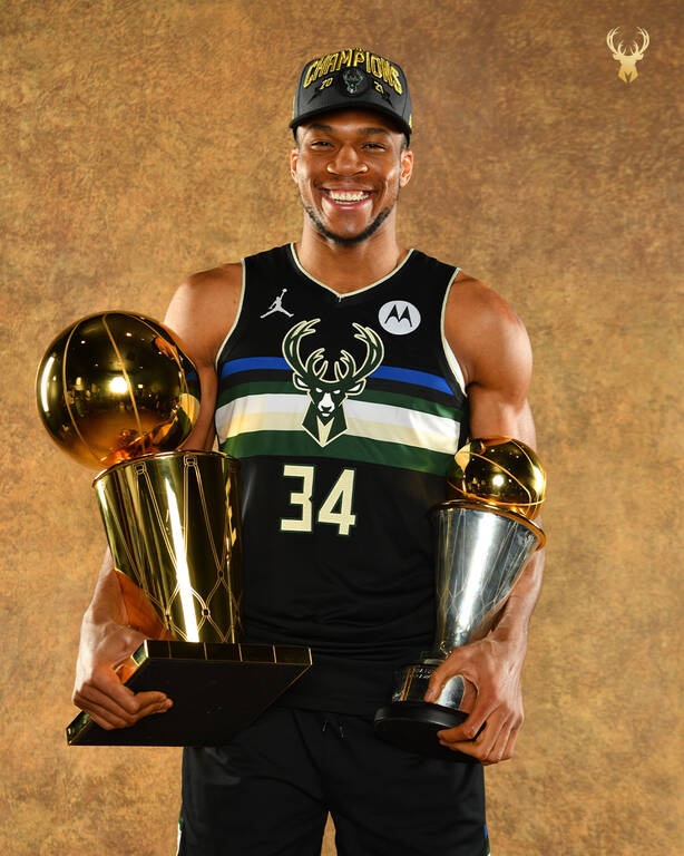 NBA: Το πρώτο μήνυμα Αντετοκούνμπο μετά την κούπα - Την πήρε σπίτι του (photos)