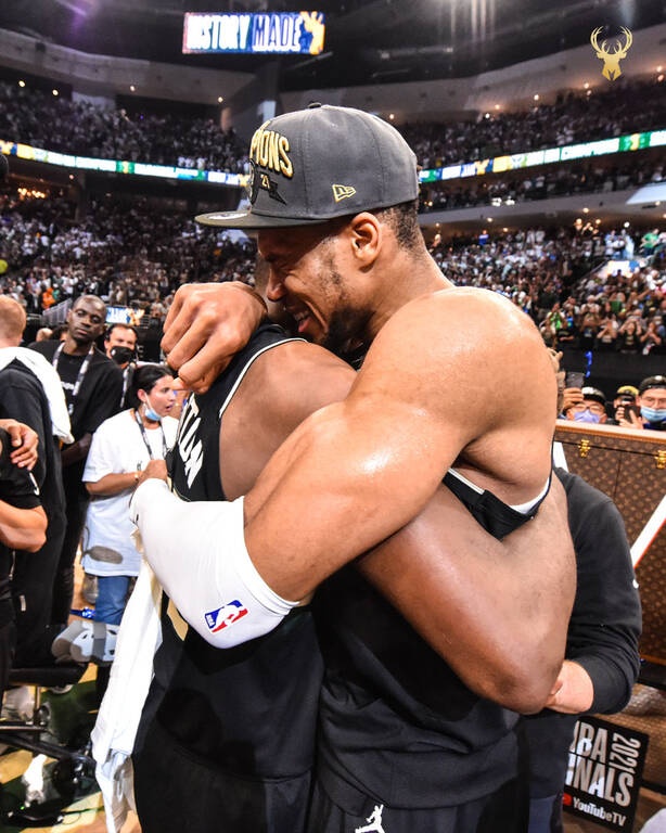 NBA: Το πρώτο μήνυμα Αντετοκούνμπο μετά την κούπα - Την πήρε σπίτι του (photos)