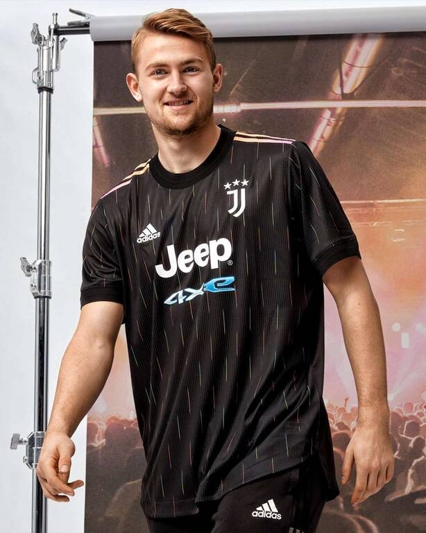 Γιουβέντους: Παρουσίασε τη μαύρη εμφάνισή της! (Video+Photos)