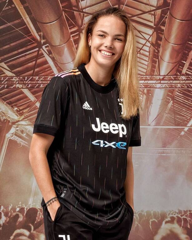 Γιουβέντους: Παρουσίασε τη μαύρη εμφάνισή της! (Video+Photos)