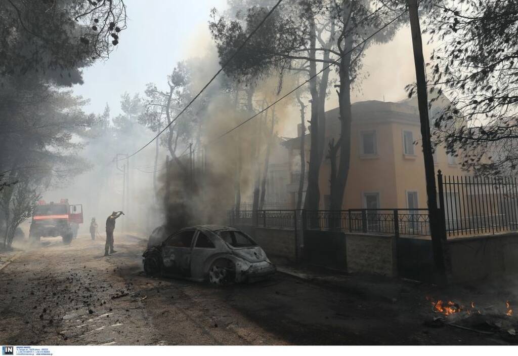Φωτιά ΤΩΡΑ στη Σταμάτα: Δραματικές στιγμές, κάηκαν σπίτια - Εκκενώθηκε οικισμός