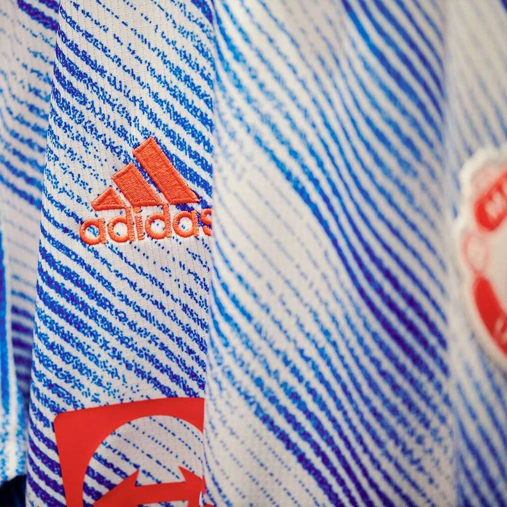 Μάντσεστερ Γιουνάιτεντ: Φανέλα με αύρα… ‘90s! (Video+Photos)