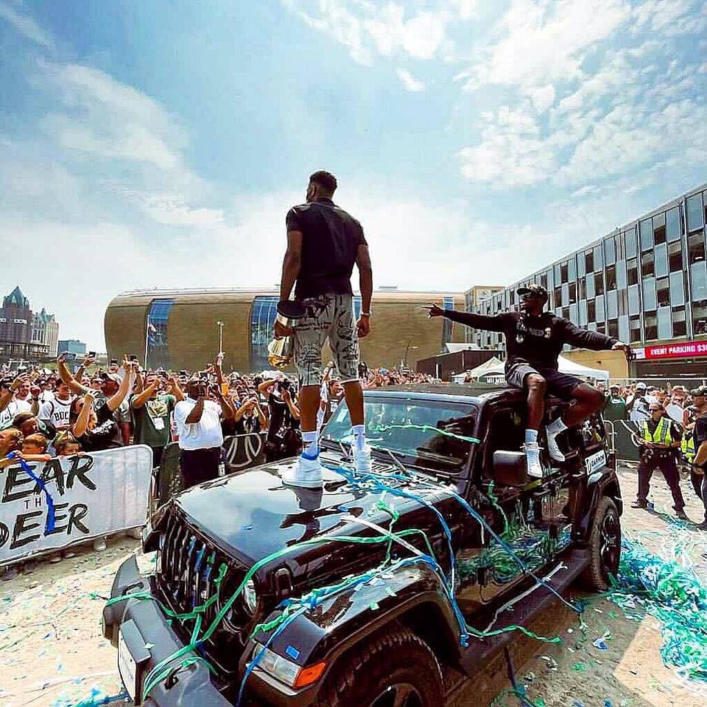 Γιάννης Αντετοκούνμπο: Έφτασε στην Ελλάδα με την κούπα του Πρωταθλητή (video+photos)