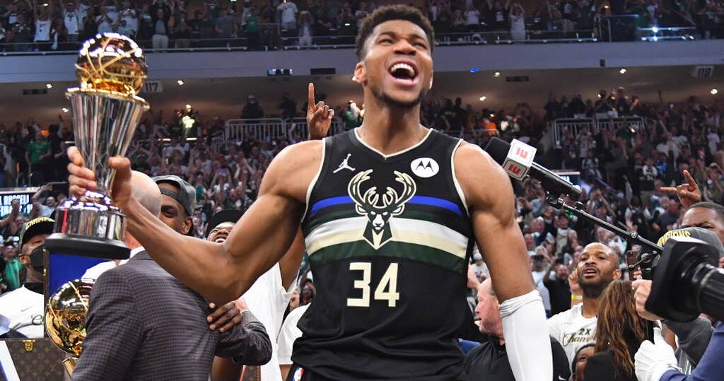 Γιάννης Αντετοκούνμπο: Έφτασε στην Ελλάδα με την κούπα του Πρωταθλητή (video+photos)