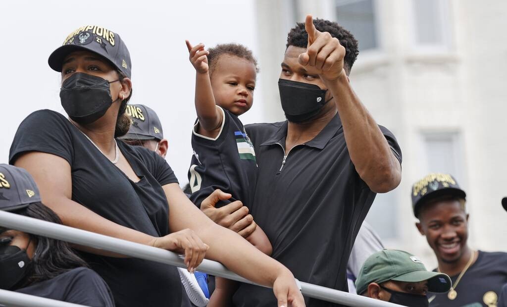 Γιάννης Αντετοκούνμπο: Έφτασε στην Ελλάδα με την κούπα του Πρωταθλητή (video+photos)