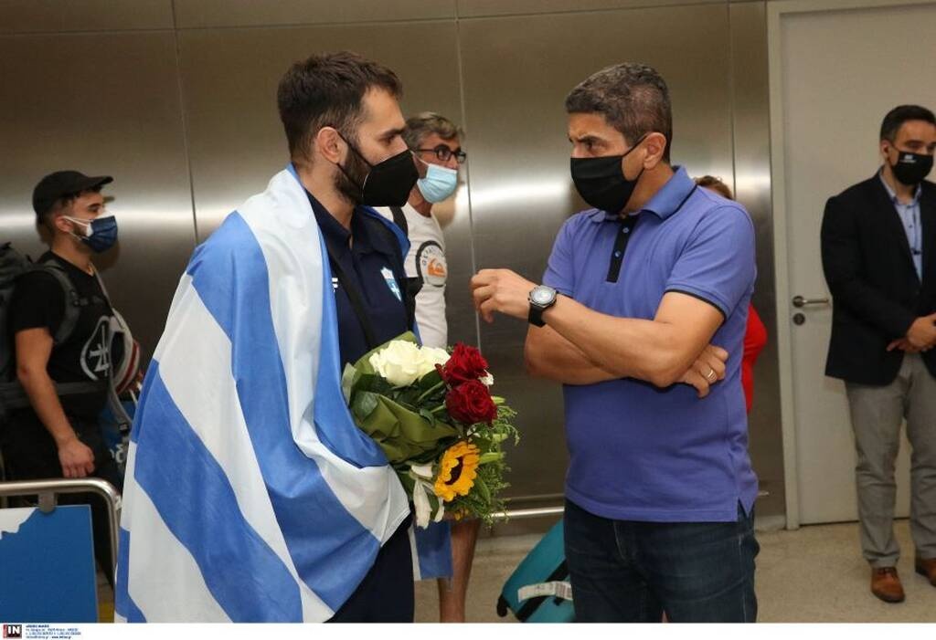 Υποδοχή στην Ελλάδα για τον Θοδωρή Ιακωβίδη - Στο αεροδρόμιο ο Λ. Αυγενάκης (photos)