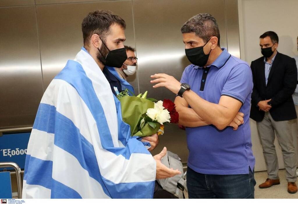 Υποδοχή στην Ελλάδα για τον Θοδωρή Ιακωβίδη - Στο αεροδρόμιο ο Λ. Αυγενάκης (photos)