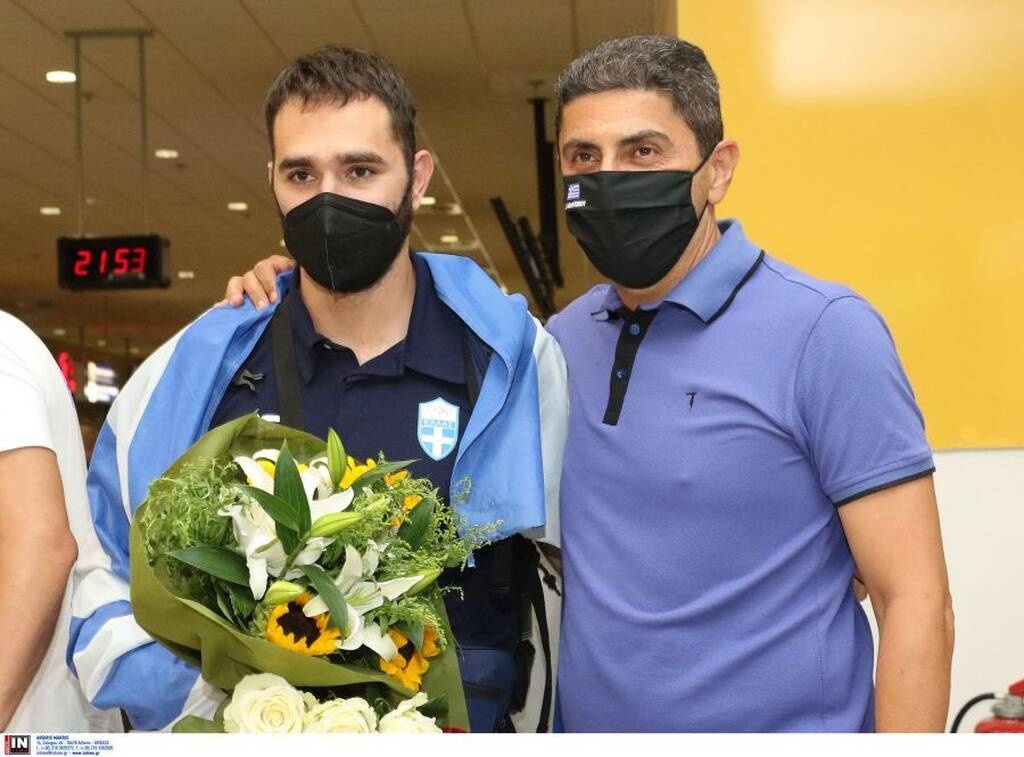 Υποδοχή στην Ελλάδα για τον Θοδωρή Ιακωβίδη - Στο αεροδρόμιο ο Λ. Αυγενάκης (photos)
