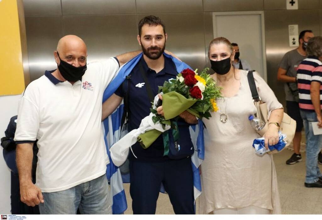 Υποδοχή στην Ελλάδα για τον Θοδωρή Ιακωβίδη - Στο αεροδρόμιο ο Λ. Αυγενάκης (photos)