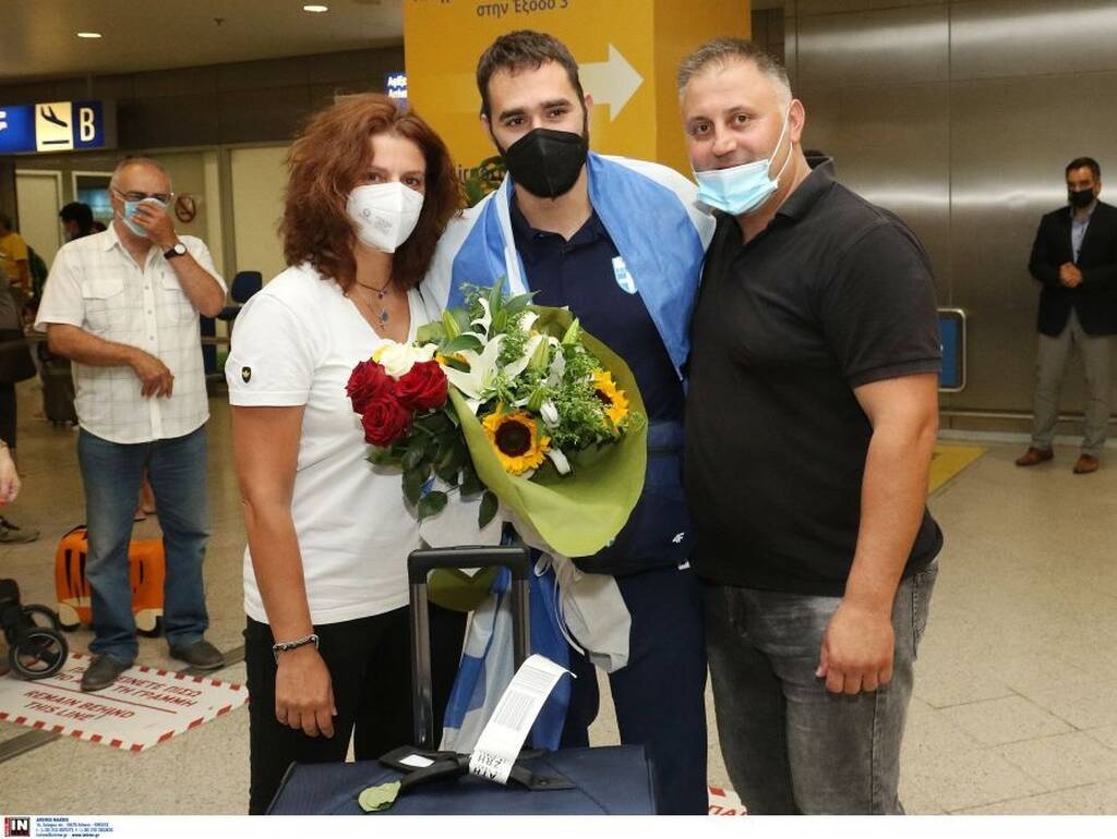 Υποδοχή στην Ελλάδα για τον Θοδωρή Ιακωβίδη - Στο αεροδρόμιο ο Λ. Αυγενάκης (photos)