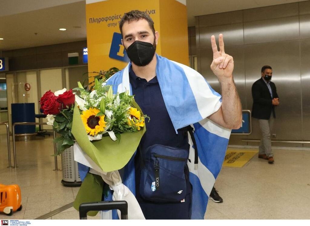 Υποδοχή στην Ελλάδα για τον Θοδωρή Ιακωβίδη - Στο αεροδρόμιο ο Λ. Αυγενάκης (photos)