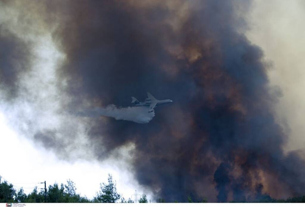 Φωτιά στη Βαρυμπόμπη: Ανεξέλεγκτο το πύρινο μέτωπο – Εκκενώνονται και οι Θρακομακεδόνες