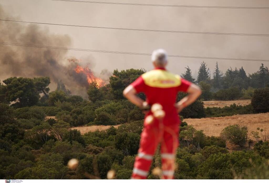Φωτιά στη Βαρυμπόμπη: Ανεξέλεγκτο το πύρινο μέτωπο – Εκκενώνονται και οι Θρακομακεδόνες
