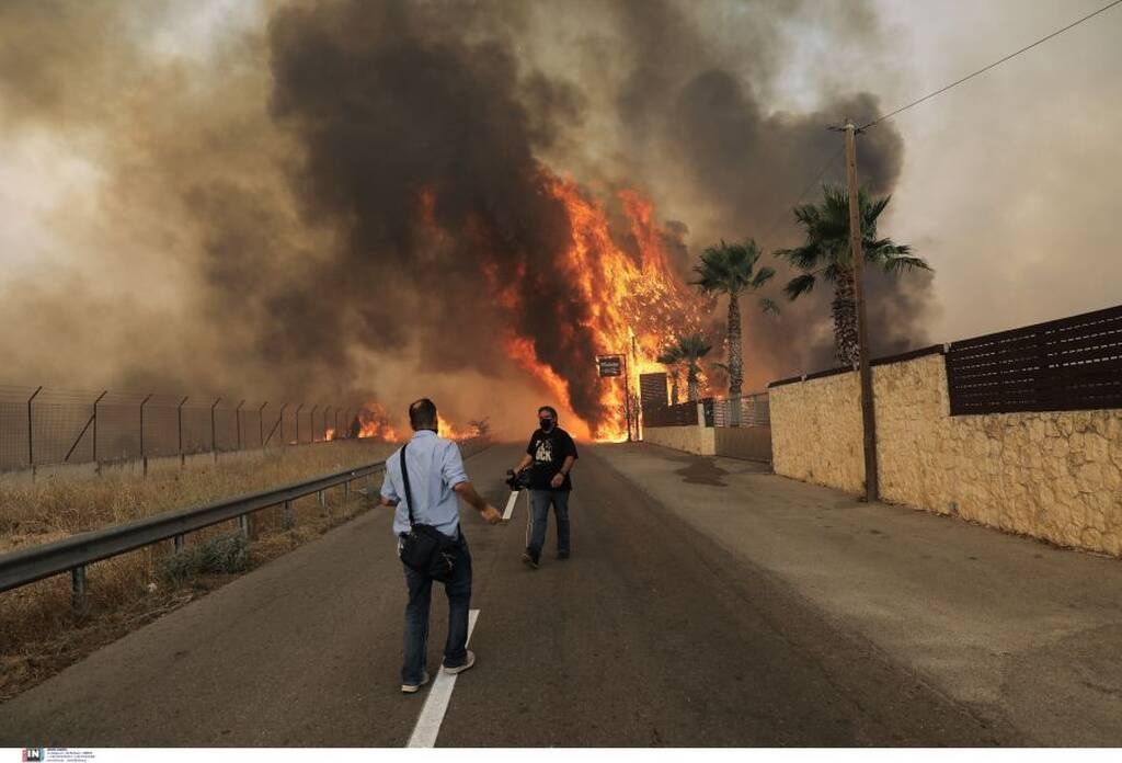 Φωτιά Βαρυμπόμπη: Θρίλερ με εγκλωβισμένους πολίτες, αστυνομικούς και πυροσβέστες - Δεκάδες κλήσεις