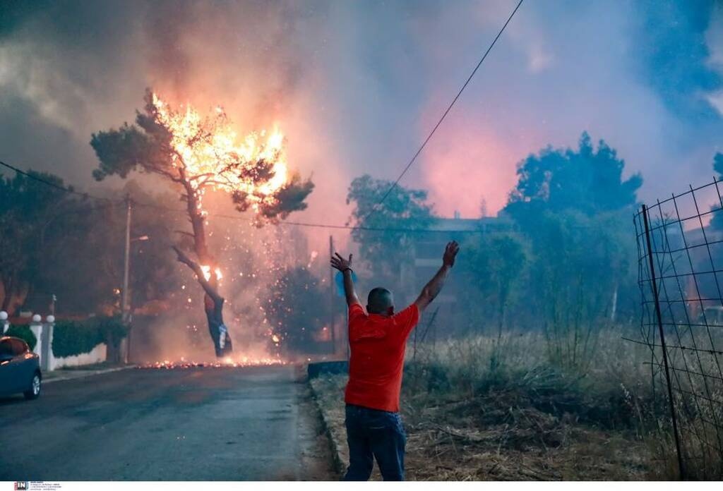 Κόλαση φωτιάς στη Βαρυμπόμπη: Κάηκαν σπίτια, κινδύνευσαν άνθρωποι - Νύχτα αγωνίας