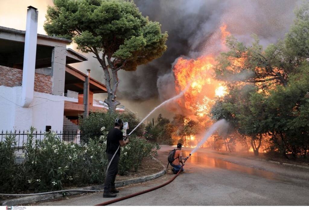 Κόλαση φωτιάς στη Βαρυμπόμπη: Κάηκαν σπίτια, κινδύνευσαν άνθρωποι - Νύχτα αγωνίας
