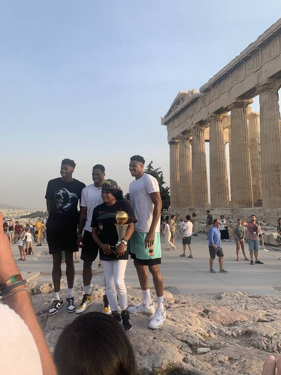 NBA: Στην Ακρόπολη με το τρόπαιο οι Αντετοκούνμπο! (photos)