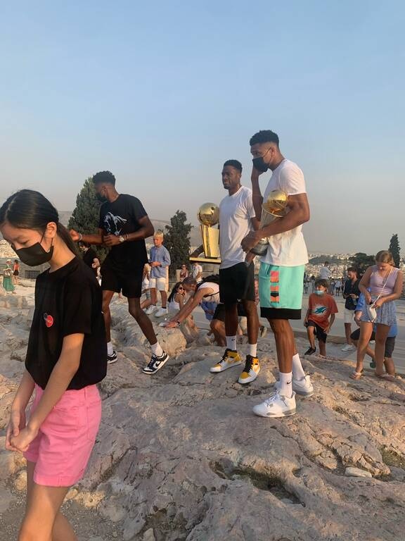 NBA: Στην Ακρόπολη με το τρόπαιο οι Αντετοκούνμπο! (photos)