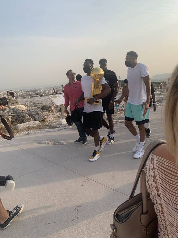 NBA: Στην Ακρόπολη με το τρόπαιο οι Αντετοκούνμπο! (photos)