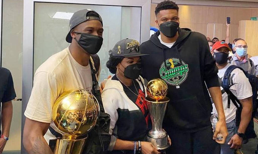 NBA: Στην Ακρόπολη με το τρόπαιο οι Αντετοκούνμπο! (photos)