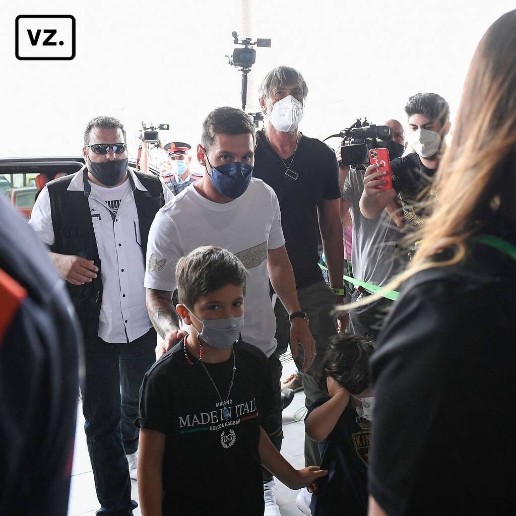 Παρί Σεν Ζερμέν: «Πετάει» για Παρίσι ο Μέσι - Στο αεροδρόμιο με την οικογένειά του (photos+video)